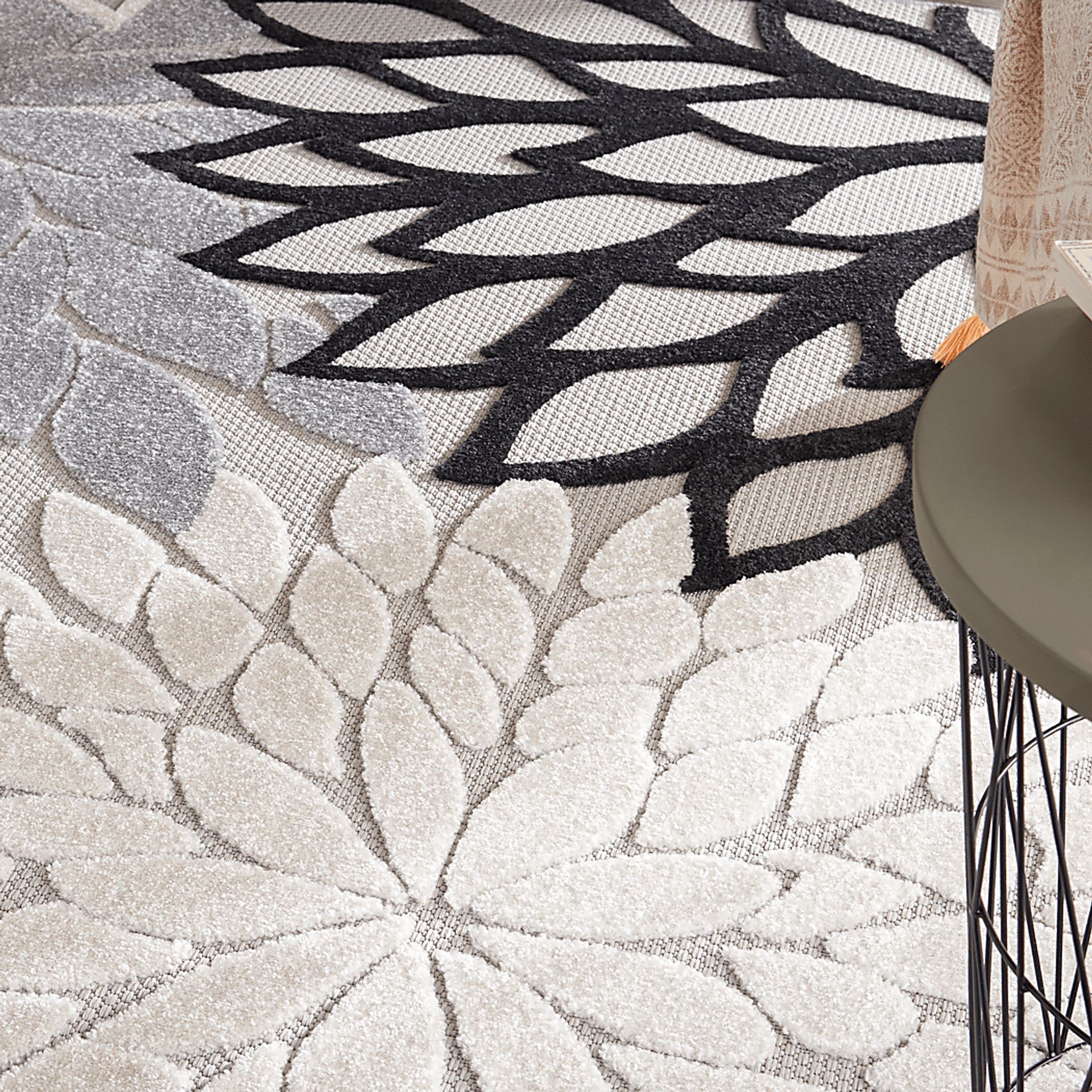 Winthrone Black/White 7'10 x 10'6 Indoor/Outdoor Rug - Image 5