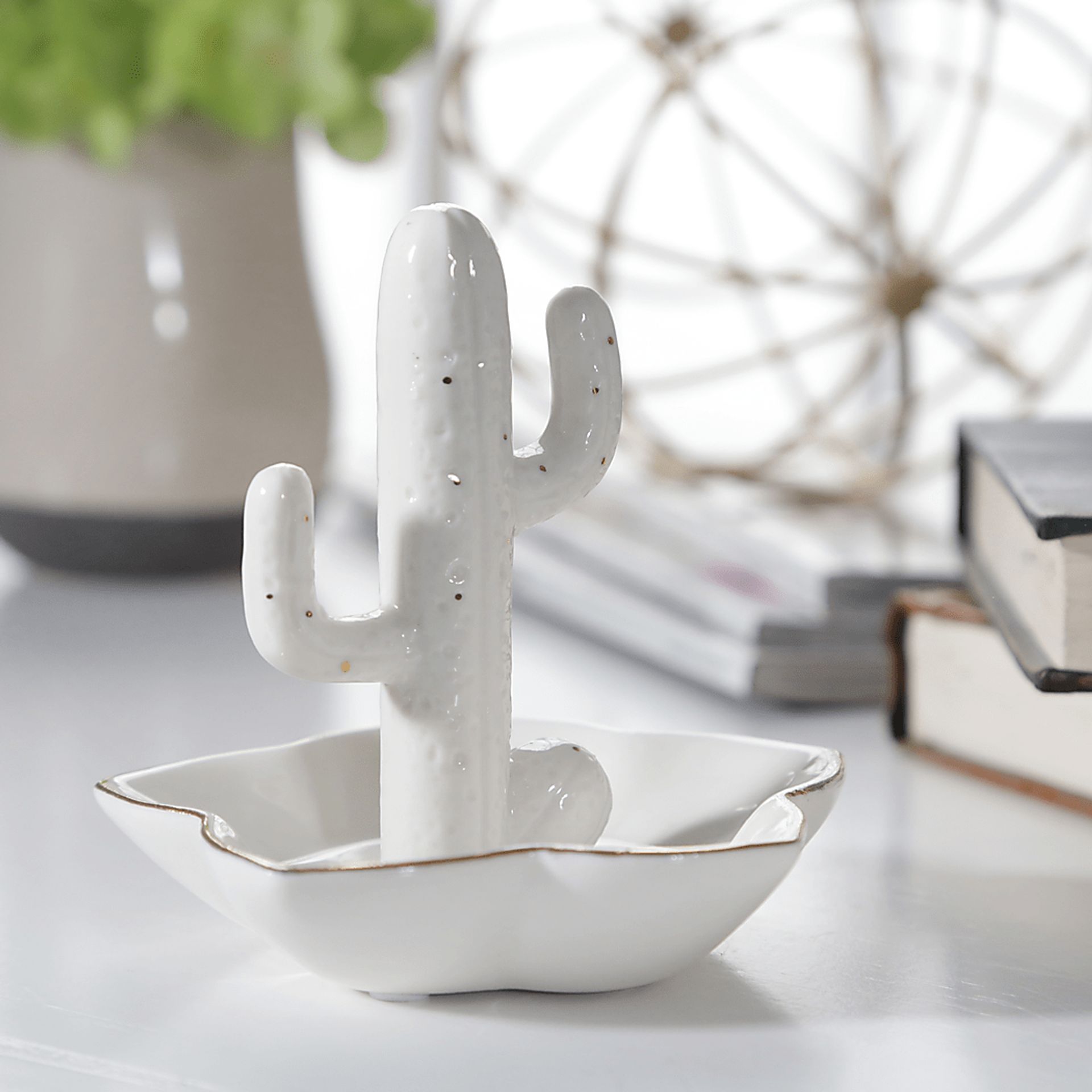 Wollaster White Ring Holder - Image 2