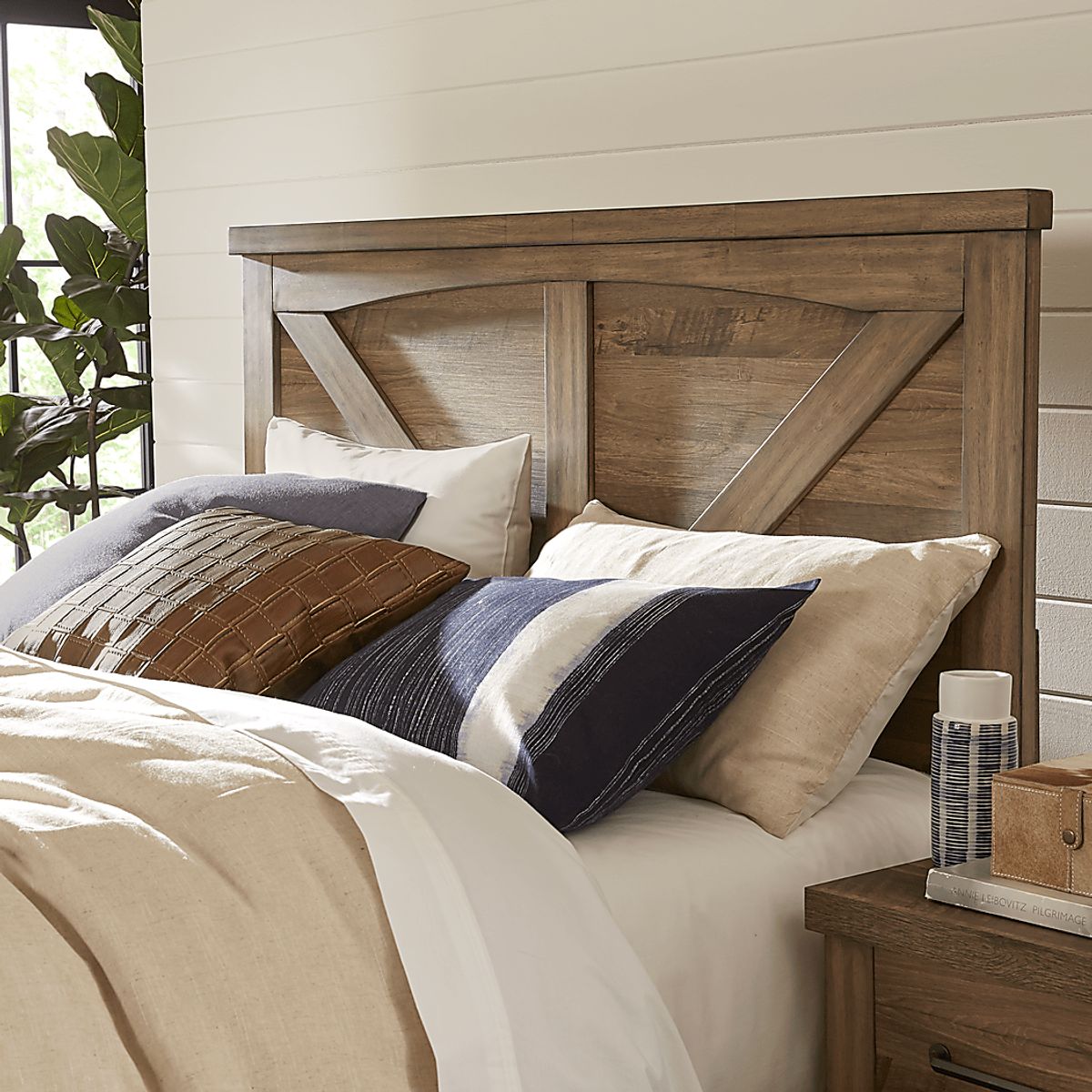 Woodcreek 5 Pc Light Brown Wood King Bedroom Set With Dresser, Mirror