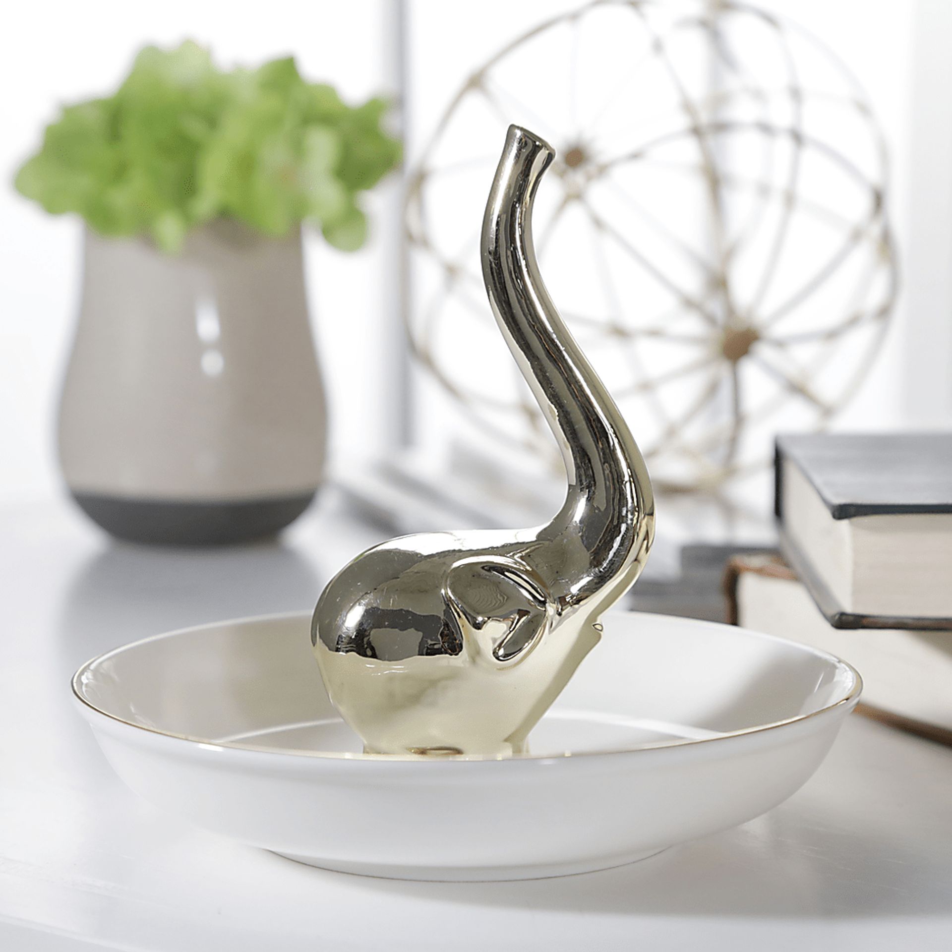 Wymann White Ring Holder - Image 2