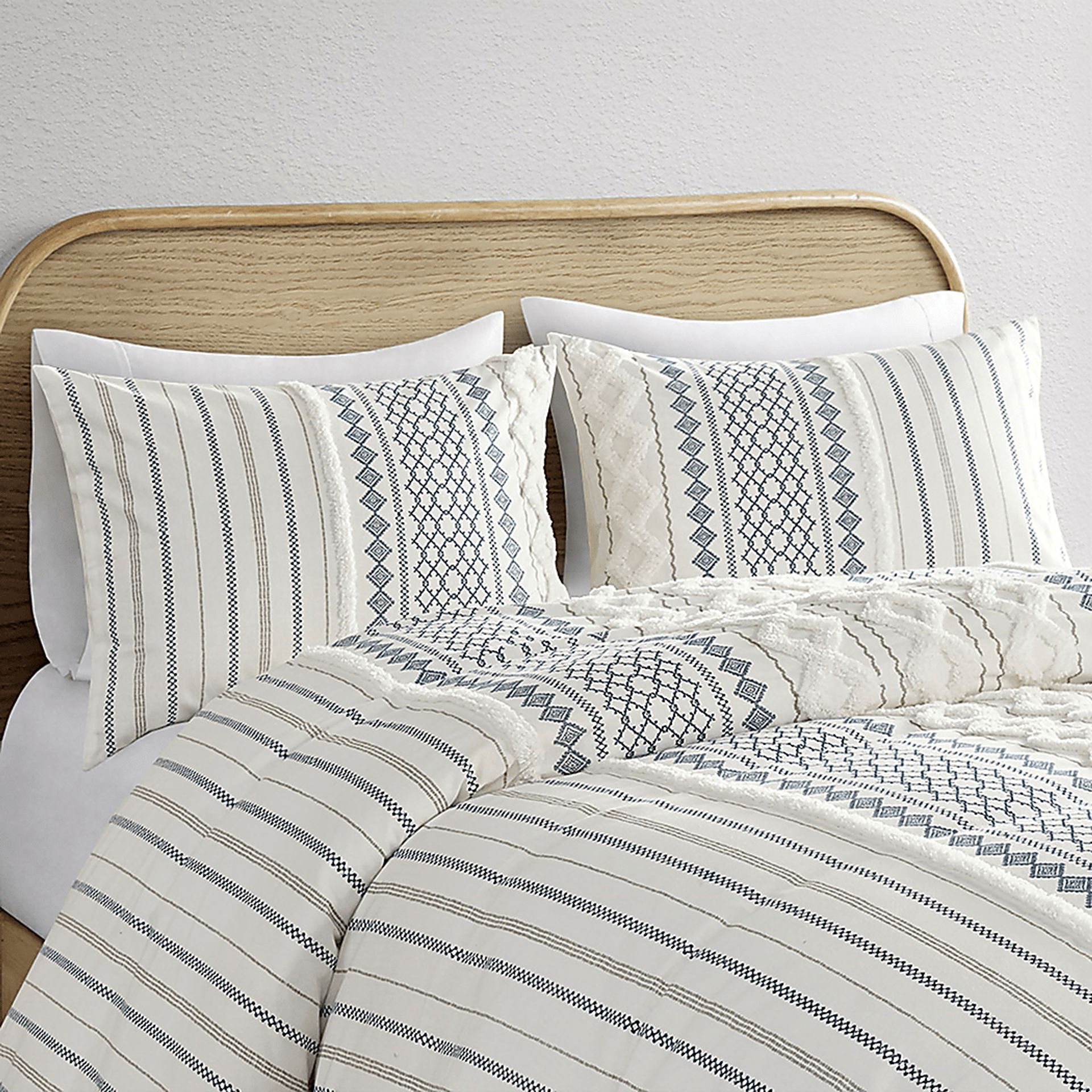 Xandr White Full/ Queen 3 pc Comforter Set - Image 5