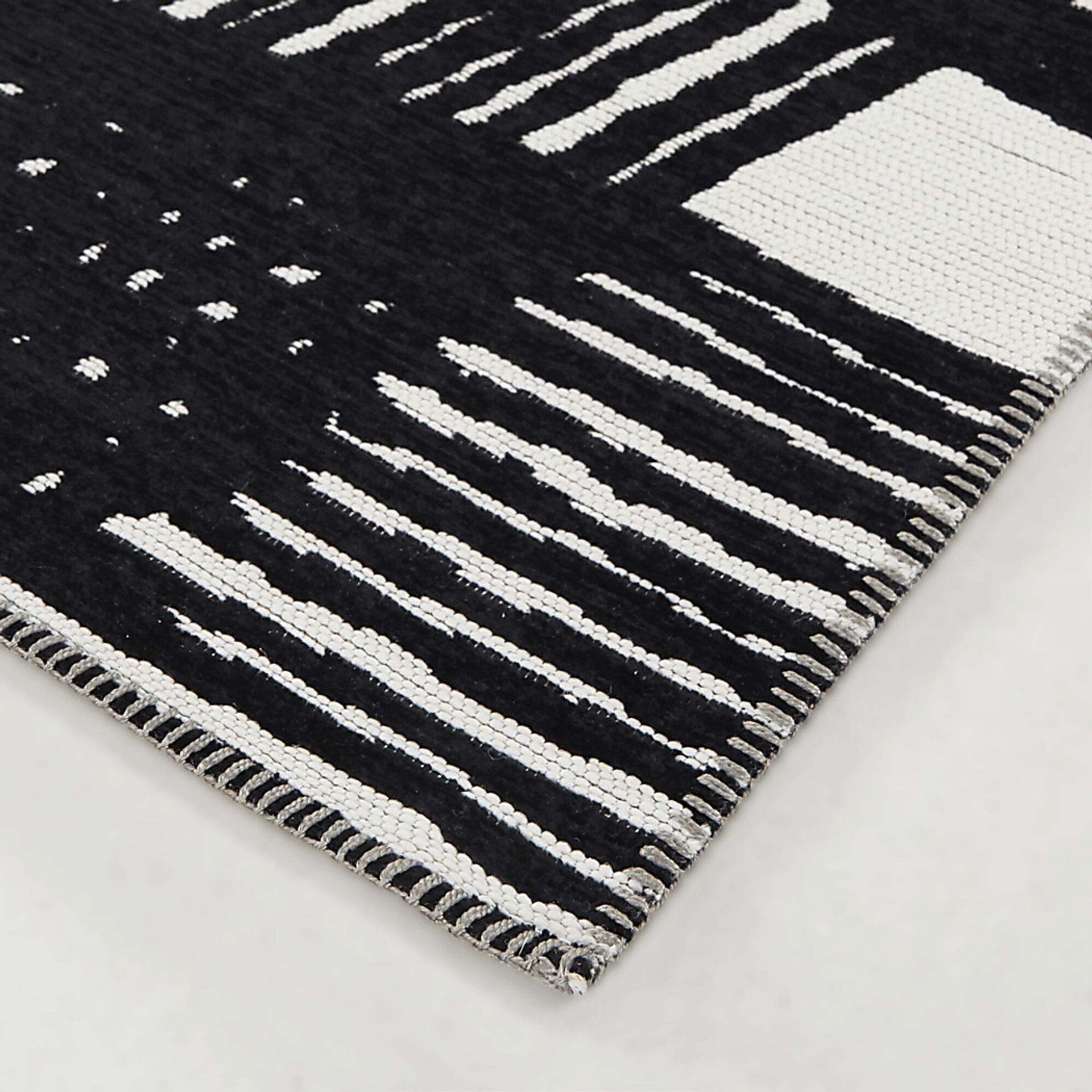 Yanys Black 5'3 x 7' Area Rug - Image 3