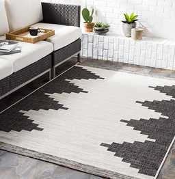 Yenna Black Outdoor Rug | Rooms to Go