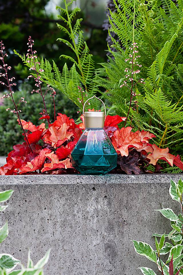 Yeser Cave Outdoor Emerald Solar Lantern - Thumbnail - Image 11