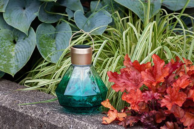 Yeser Cave Outdoor Emerald Solar Lantern - Thumbnail - Image 6