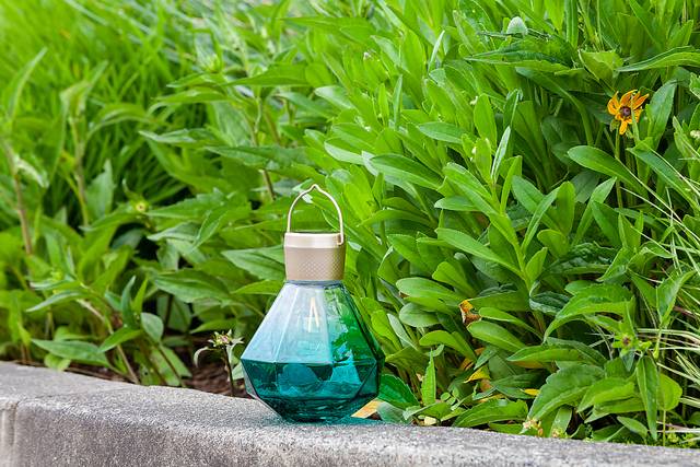 Yeser Cave Outdoor Emerald Solar Lantern - Thumbnail - Image 9