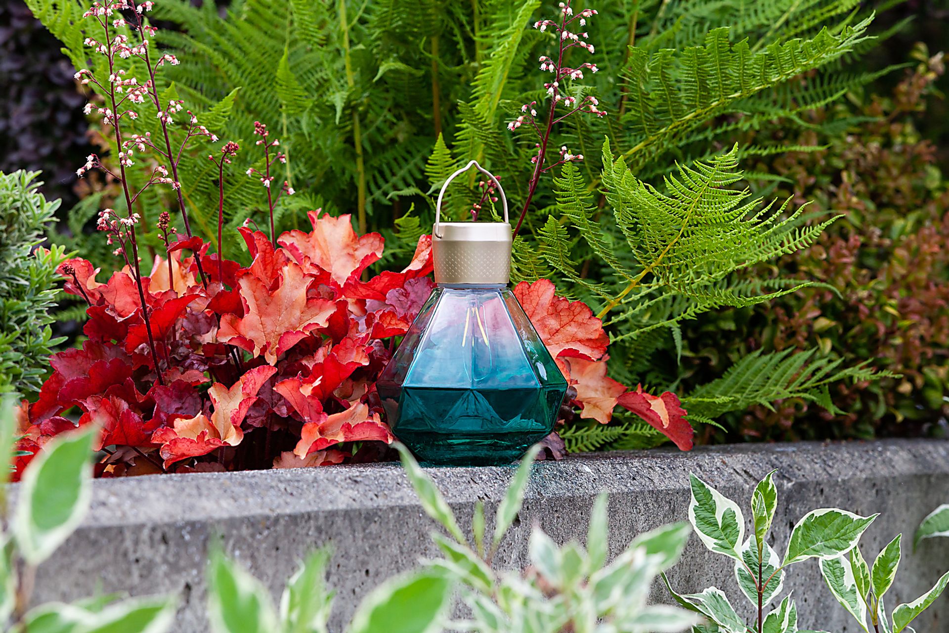 Yeser Cave Outdoor Emerald Solar Lantern - Image 10