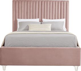 Luma Vista 7 Pc White Colors,White Pink King Bedroom Set - Rooms To Go