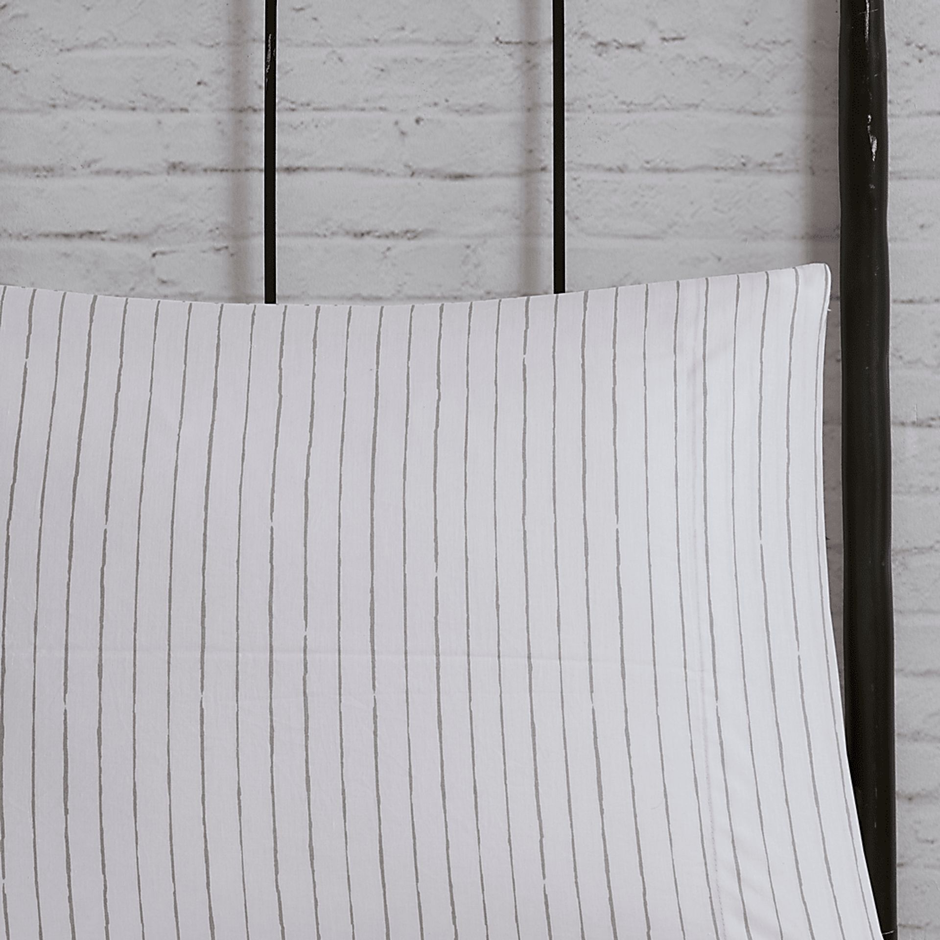 Zaide White 9 Pc King Bedding Set - Image 13