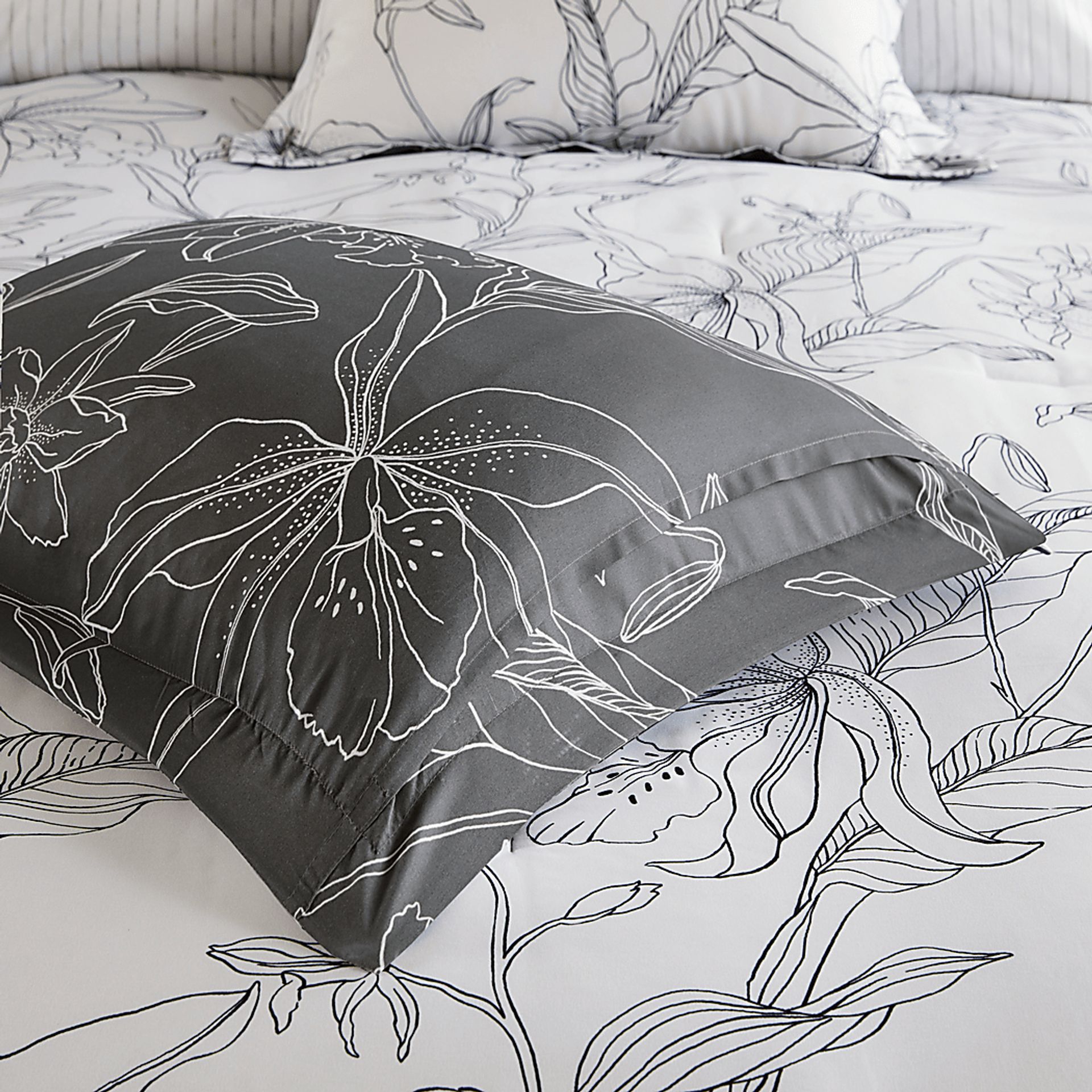 Zaide White 9 Pc King Bedding Set - Image 9