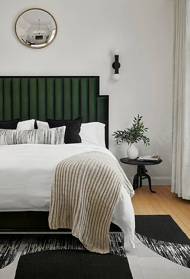 Zaver Off-White 5'3 x 7'6 Rug - Thumbnail - Image 2