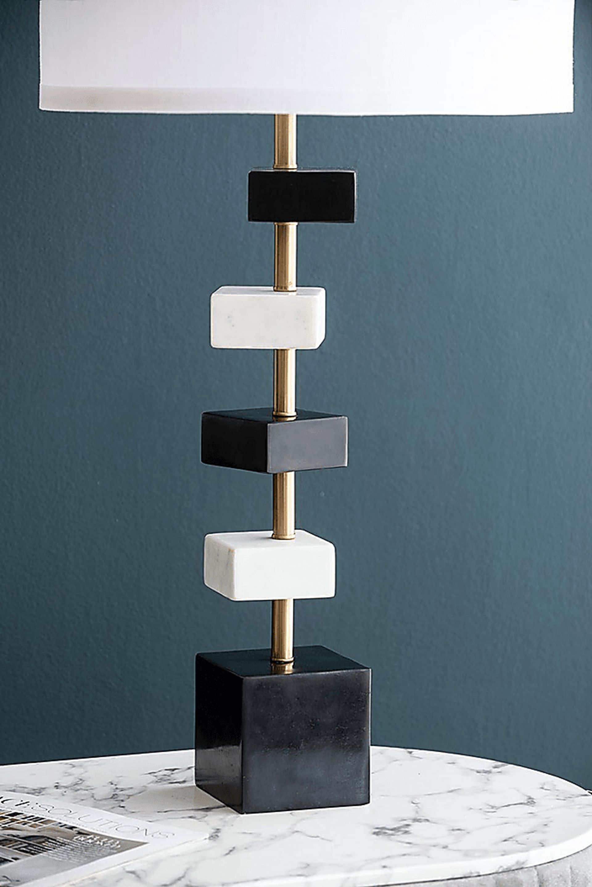 Zurraquin Avenue Black Lamp - Image 9