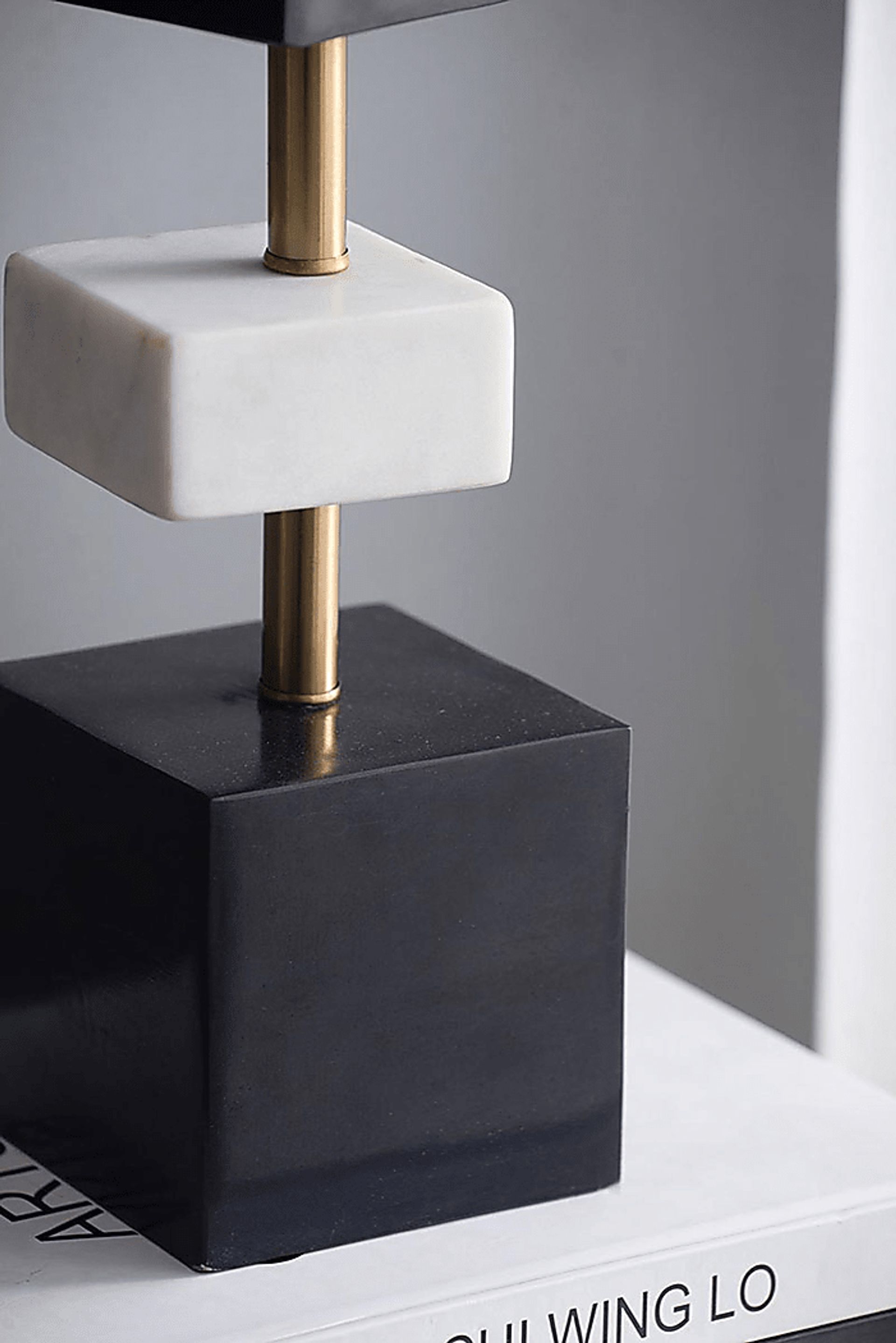 Zurraquin Avenue Black Lamp - Image 10