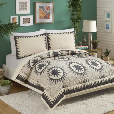 Edmarie Cream Full/Queen 3 Pc Quilt Set