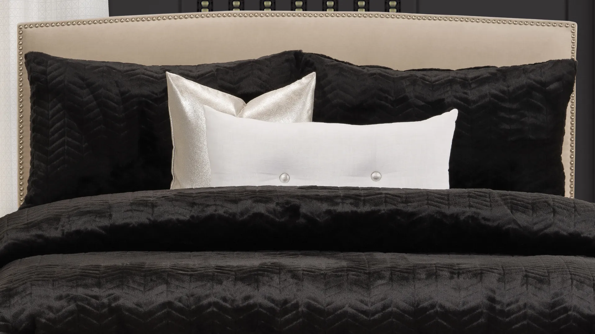 Colaparchee Black 6pc King Duvet Cover Set - Image 1