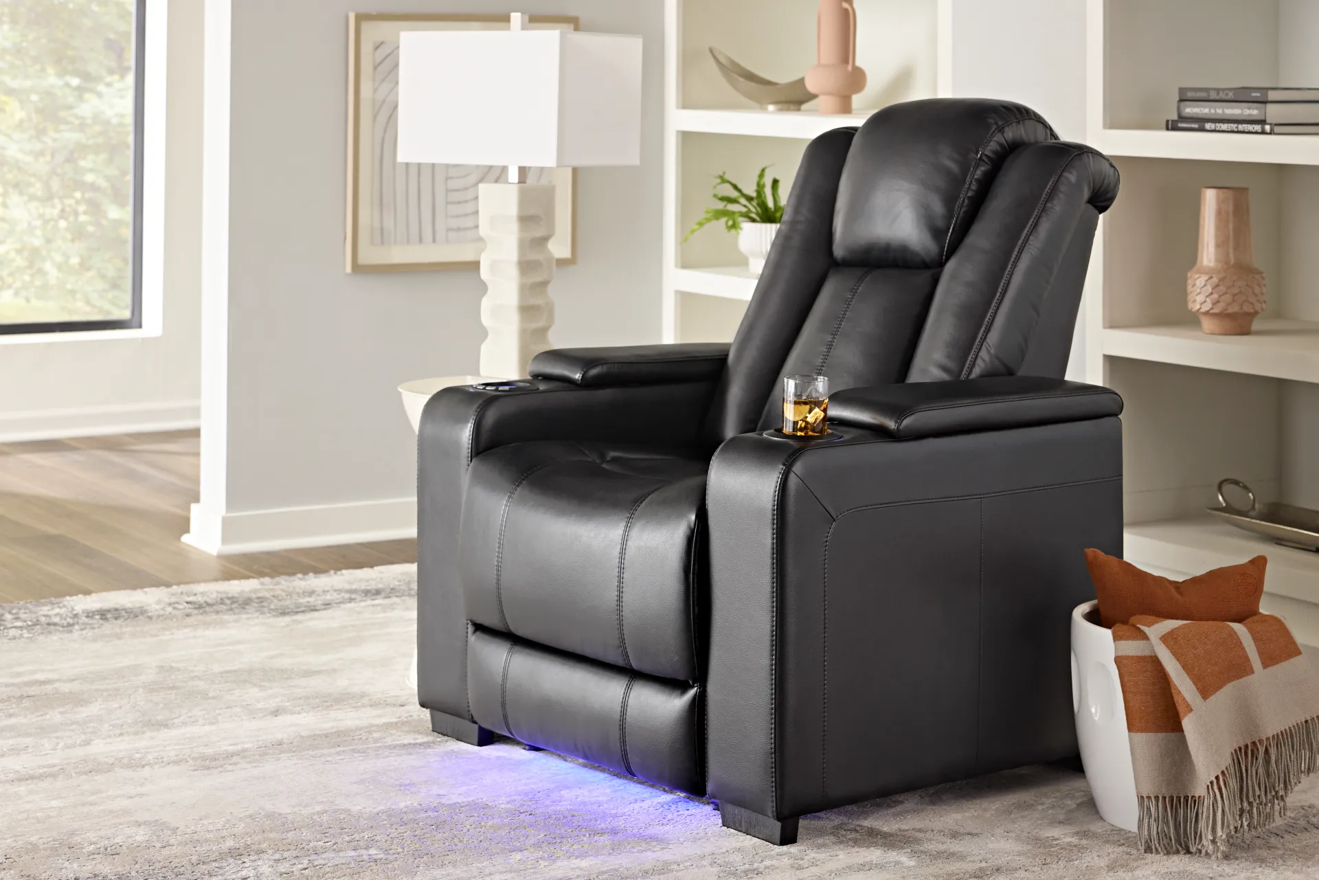 Maverick Black Dual Power Recliner - Image 3