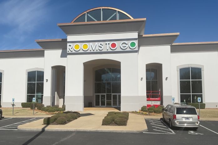 ROOMS TO GO store front.
