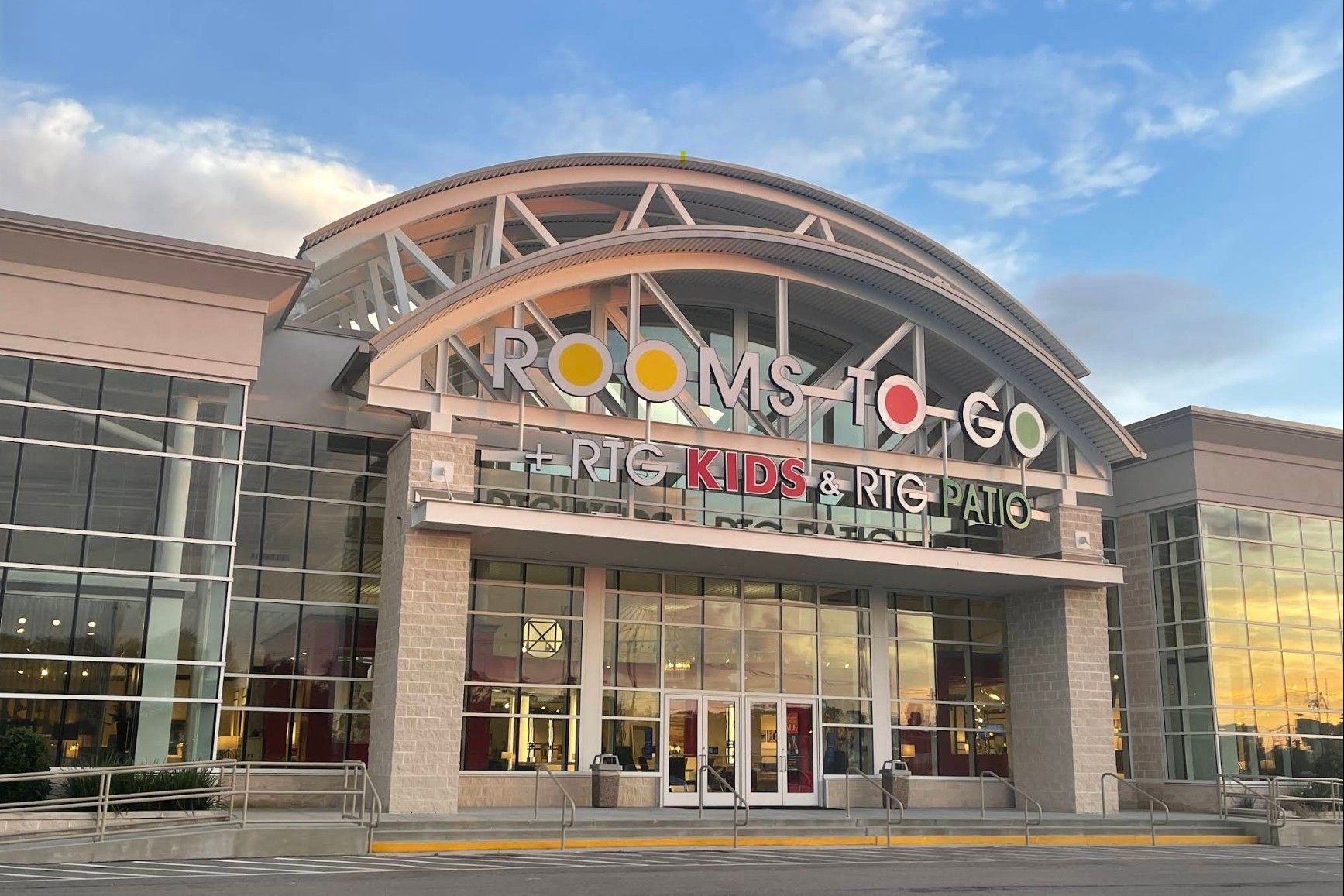 Rooms To Go + RTG Kids & RTG Patio store front.
