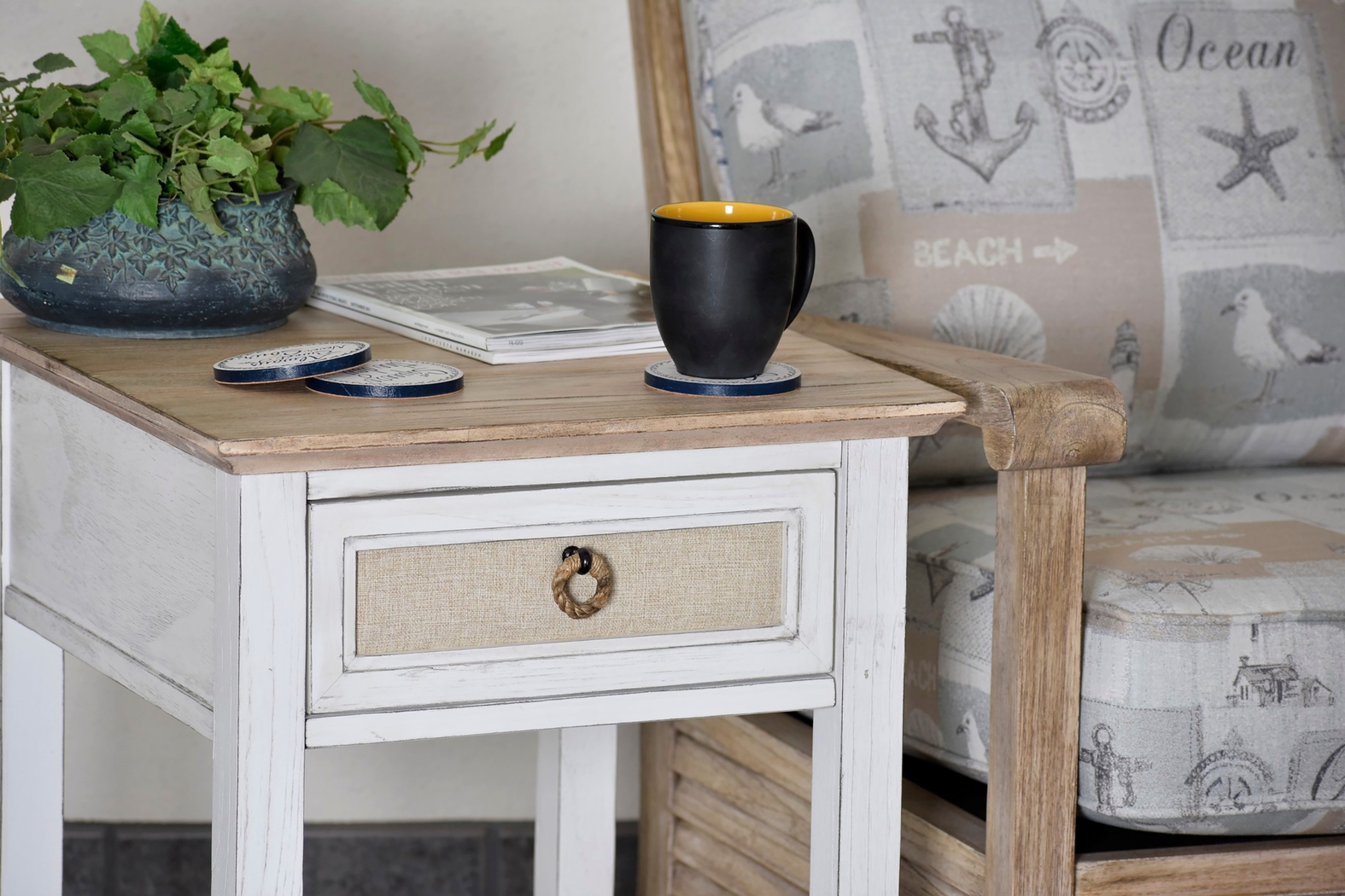 Akuhe White End Table - Thumbnail - Image 3