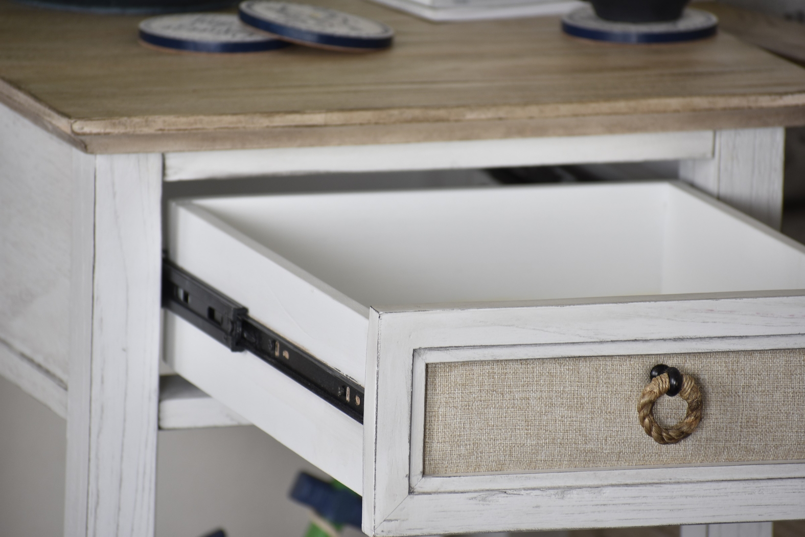 Akuhe White End Table - Thumbnail - Image 6