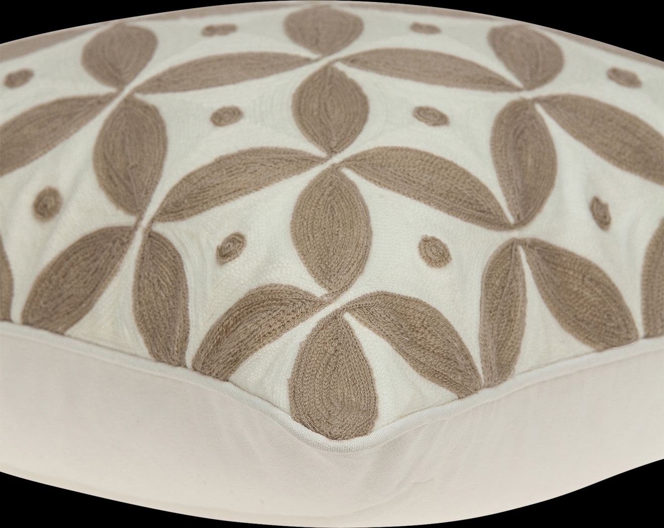 Aluino Beige Accent Pillow - Thumbnail - Image 4