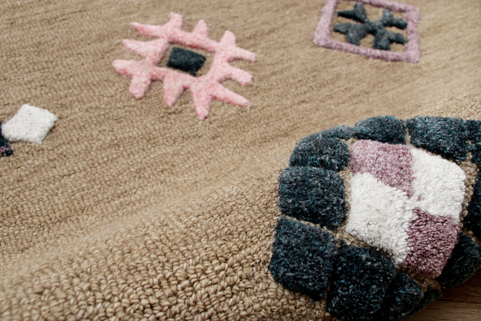 Antague Taupe/Multi 5' Round Rug - Thumbnail - Image 6