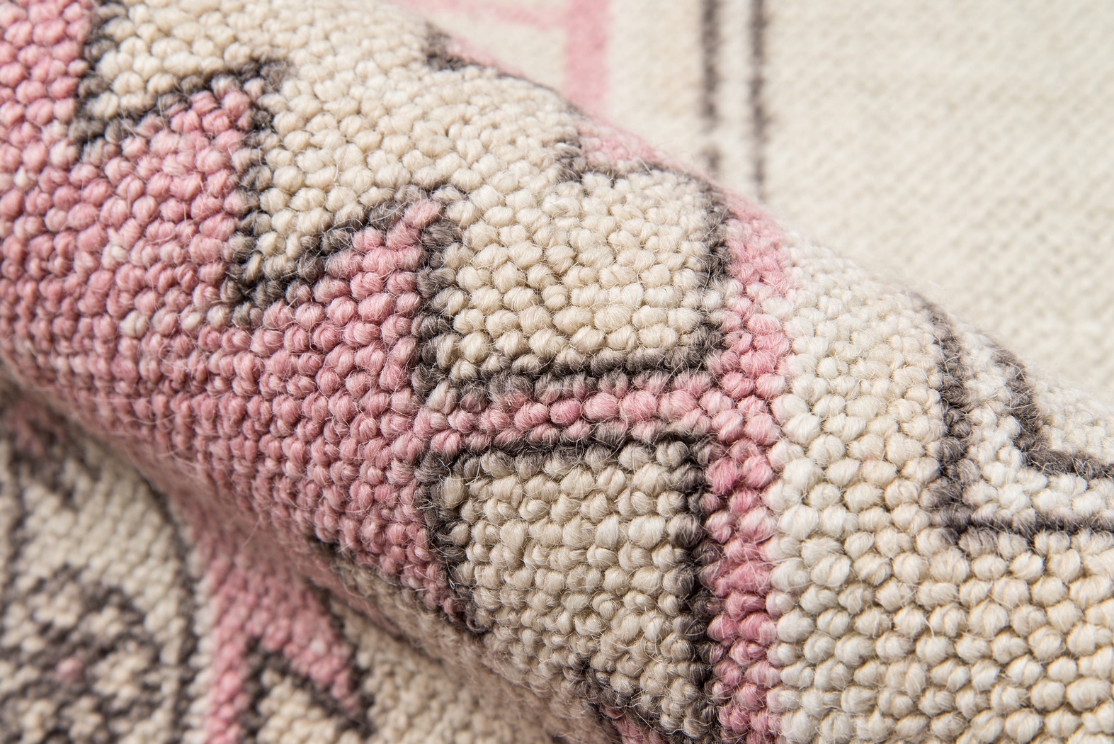 Arisha Pink 5'3 x 7'6 Rug - Thumbnail - Image 6