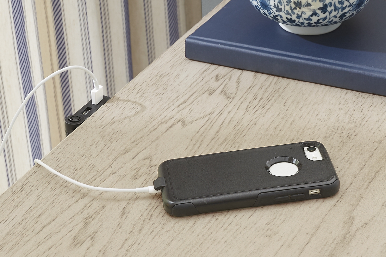 Armitage Off-White 7 Pc King Upholstered Bedroom - Thumbnail - Image 10