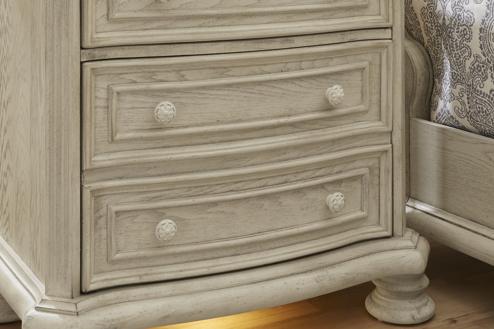 Armitage Off-White 8 Pc King Upholstered Bedroom - Thumbnail - Image 11