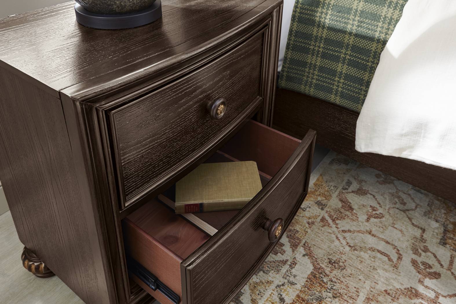 Augustine Brown 7 Pc Queen Arched Panel Bedroom - Thumbnail - Image 10