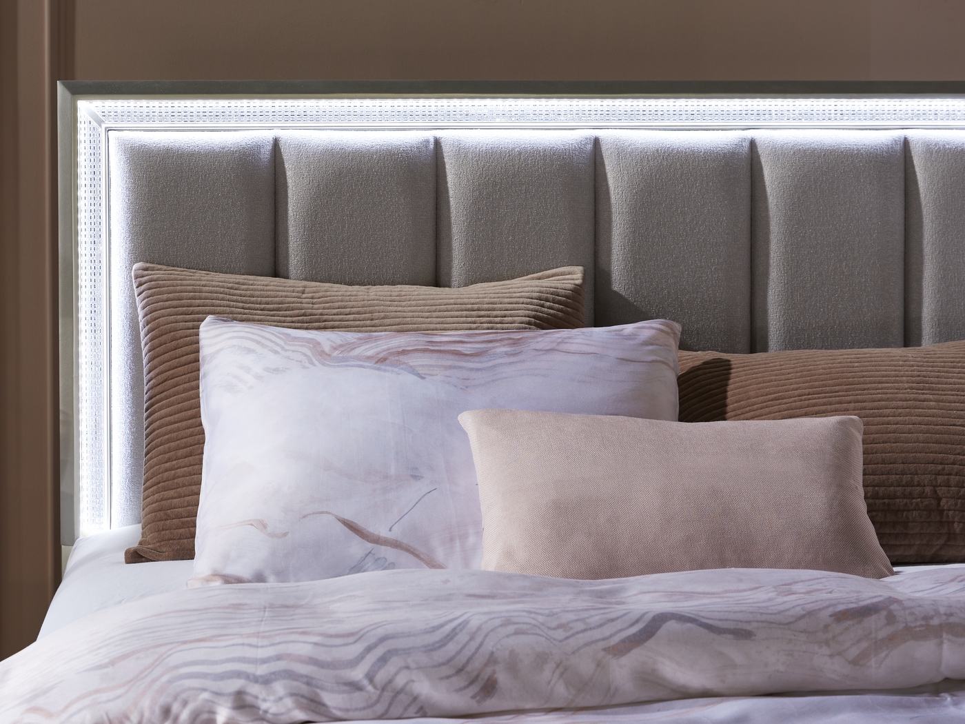 Avery Silver 7 Pc Queen Bedroom - Thumbnail - Image 5