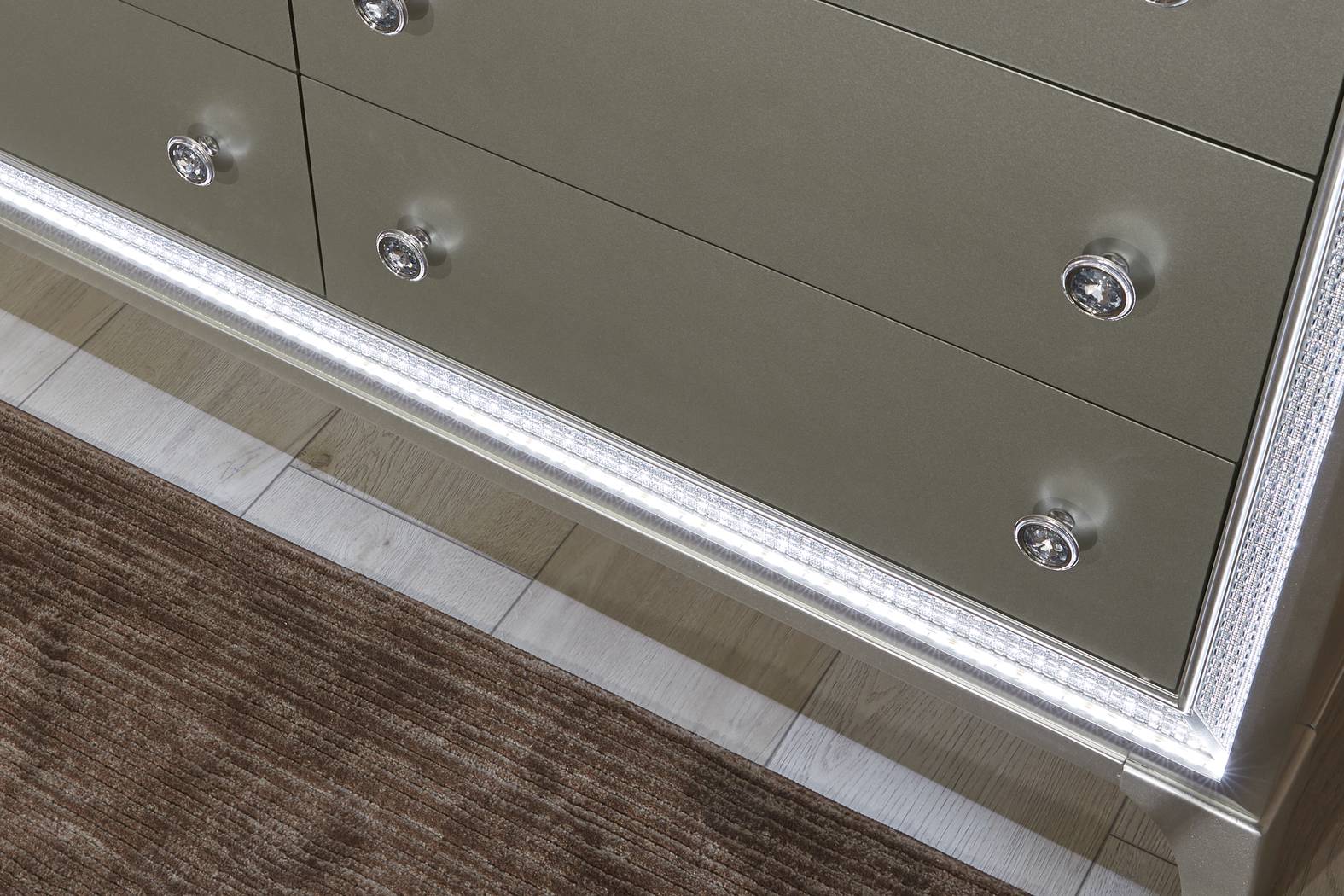 Avery Silver 7 Pc Queen Bedroom - Thumbnail - Image 10