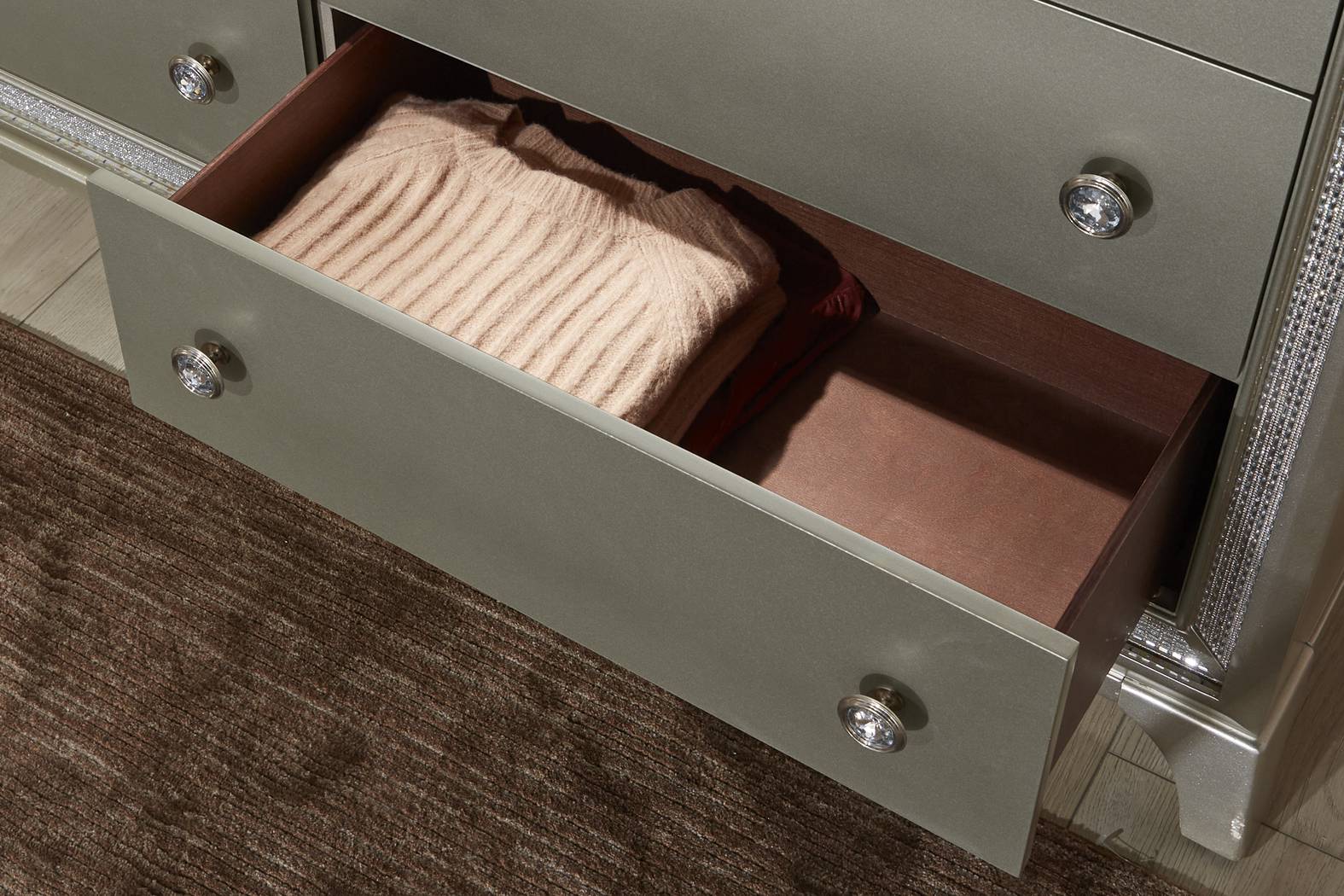 Avery Silver 7 Pc Queen Bedroom - Thumbnail - Image 13