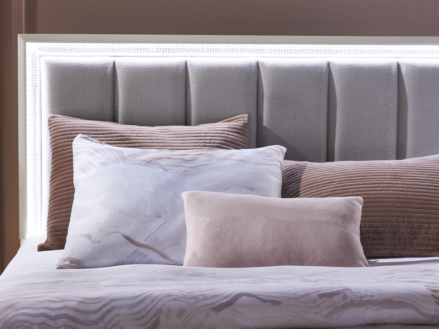 Avery White 3 Pc Queen Bed - Thumbnail - Image 4