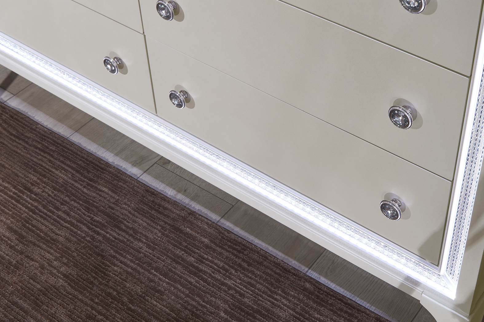 Avery White 7 Pc Queen Bedroom - Thumbnail - Image 10