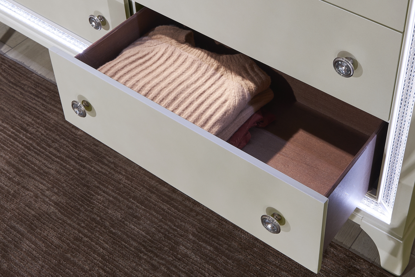 Avery White 7 Pc Queen Bedroom - Thumbnail - Image 12