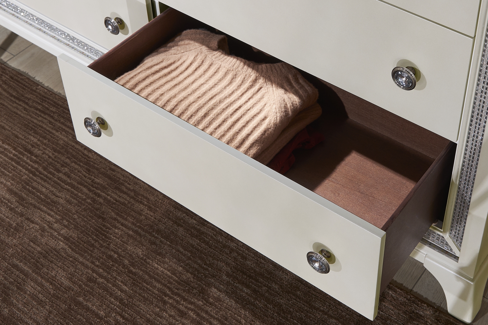 Avery White 7 Pc Queen Bedroom - Thumbnail - Image 13