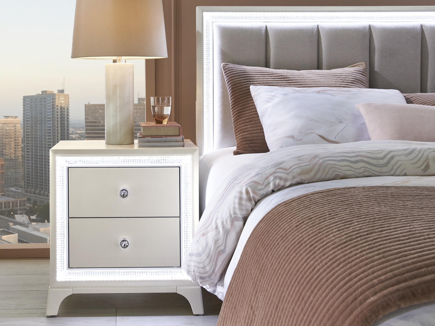 Avery White 5 Pc Queen Bedroom - Thumbnail - Image 11