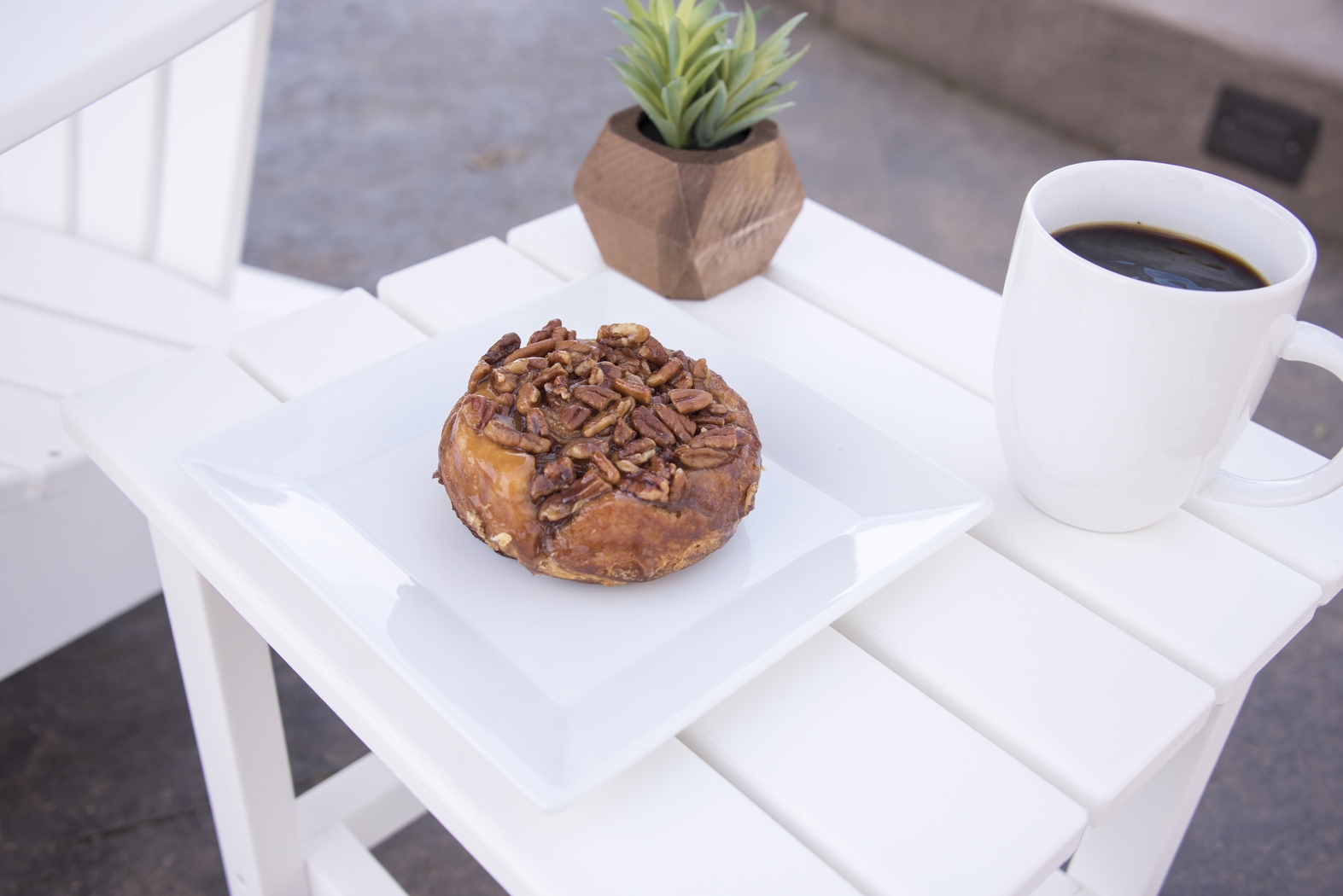 Bayfield Park Traditional White Outdoor Side Table - Thumbnail - Image 6