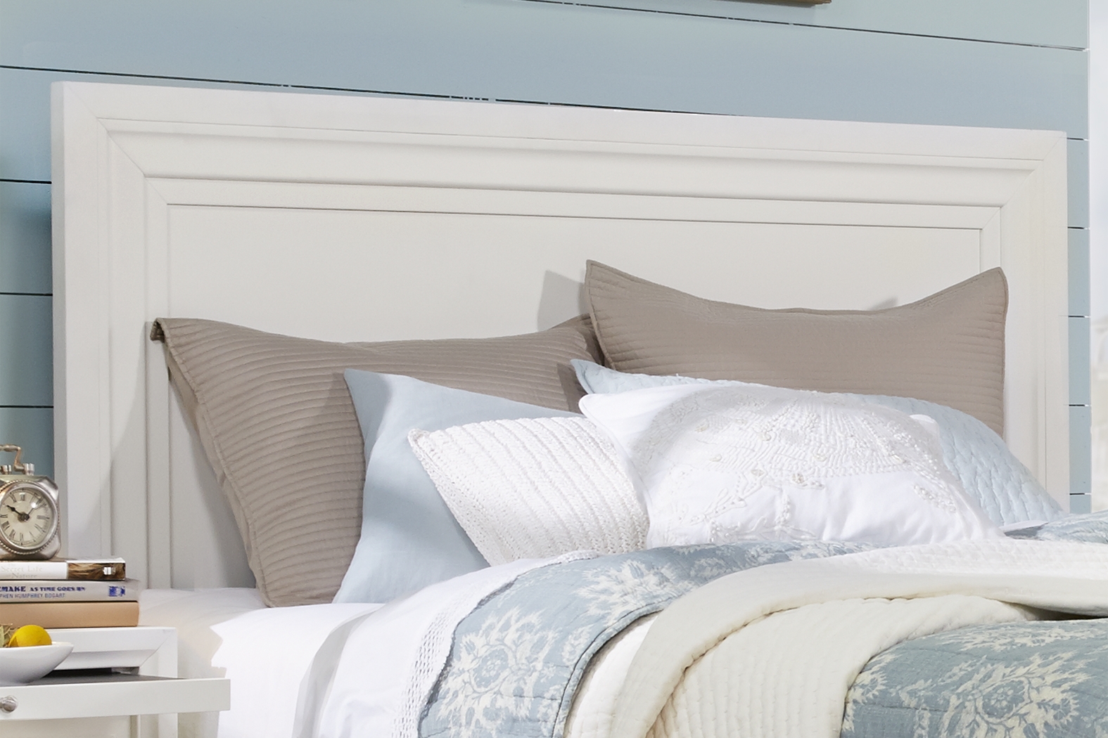 Belcourt White 5 Pc Queen Panel Bedroom - Thumbnail - Image 5