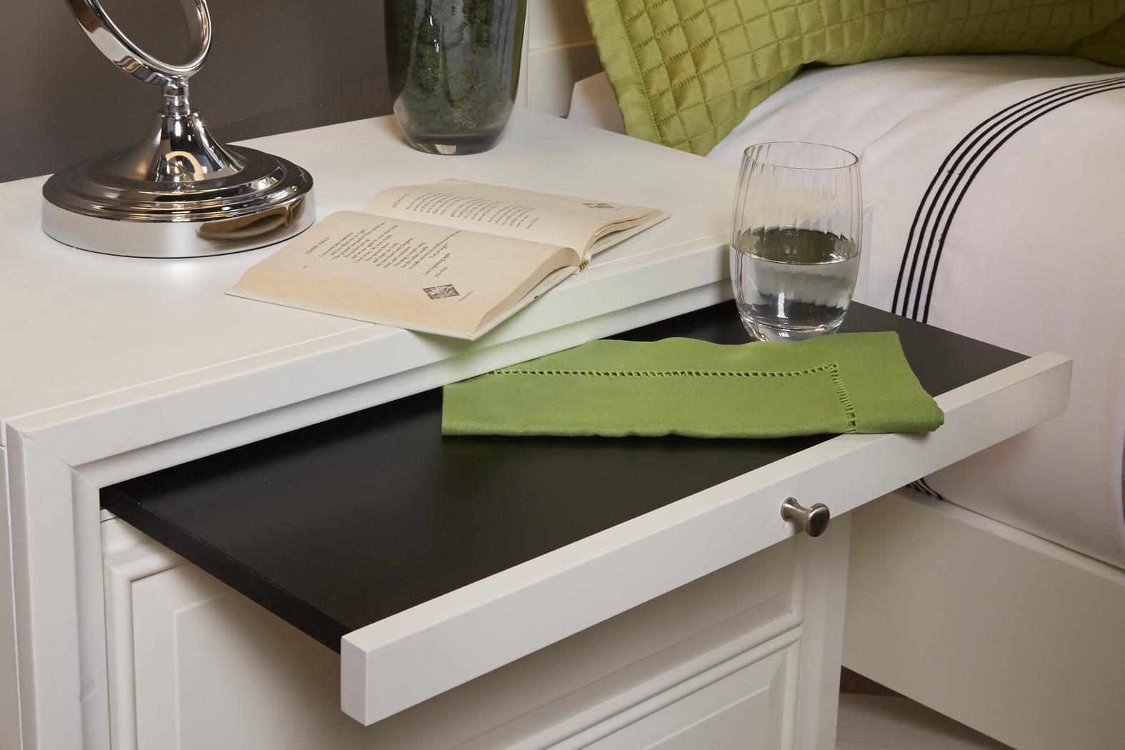 Belcourt White 7 Pc Queen Panel Bedroom - Thumbnail - Image 18