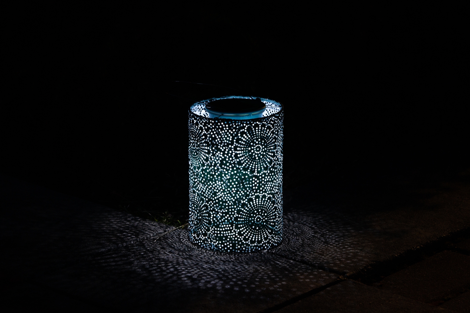 Bento Shade Outdoor Emerald Solar Lantern - Thumbnail - Image 11