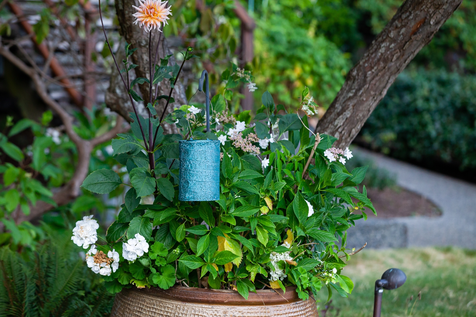 Bento Shade Outdoor Emerald Solar Lantern - Thumbnail - Image 6