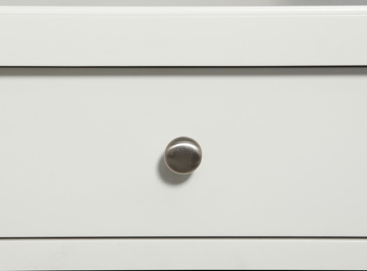 Berknor White End Table - Thumbnail - Image 4