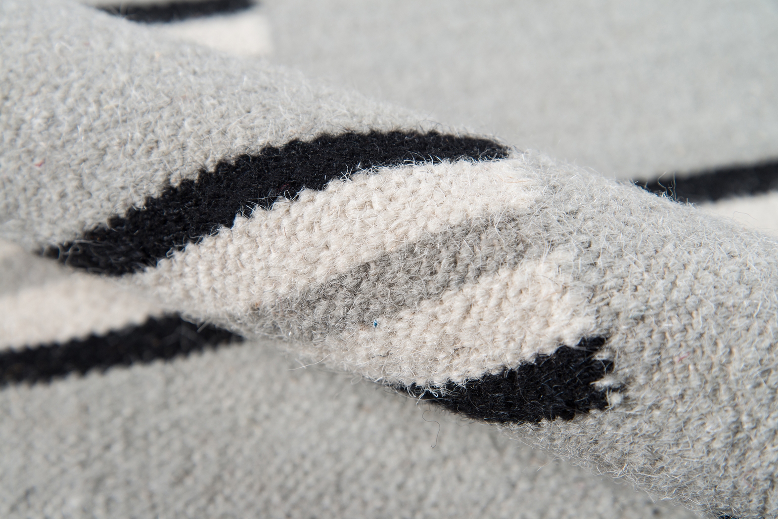 Birta Gray 5' x 7'6 Rug - Thumbnail - Image 4