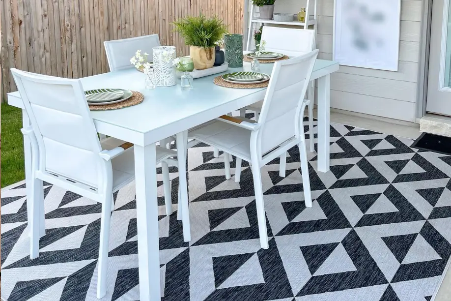 black_and_white_outdoor_rugs.jpg