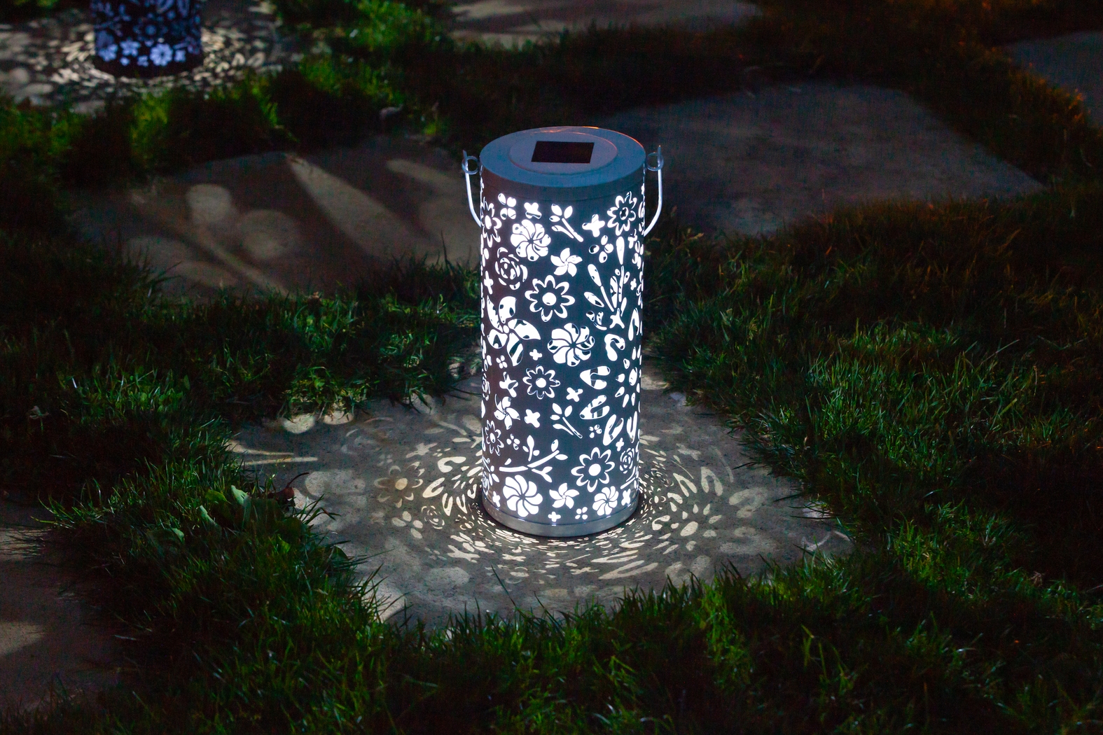 Blossom Hill White Outdoor Solar Lantern - Thumbnail - Image 8