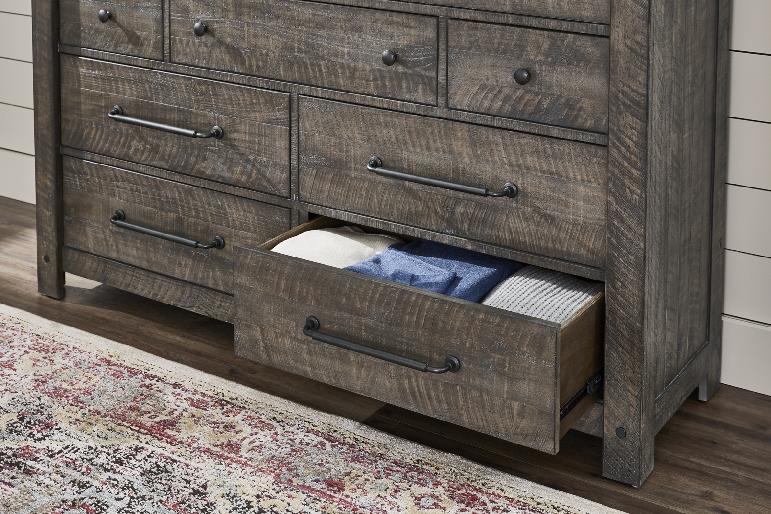 Bretten Crossing Gray 5 Pc King Bedroom - Thumbnail - Image 8