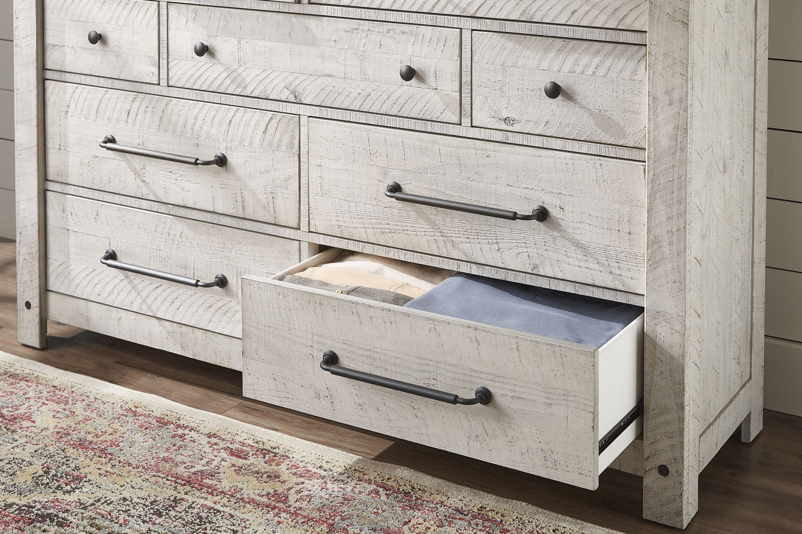 Bretten Crossing White 7 Pc Queen Bedroom - Thumbnail - Image 9