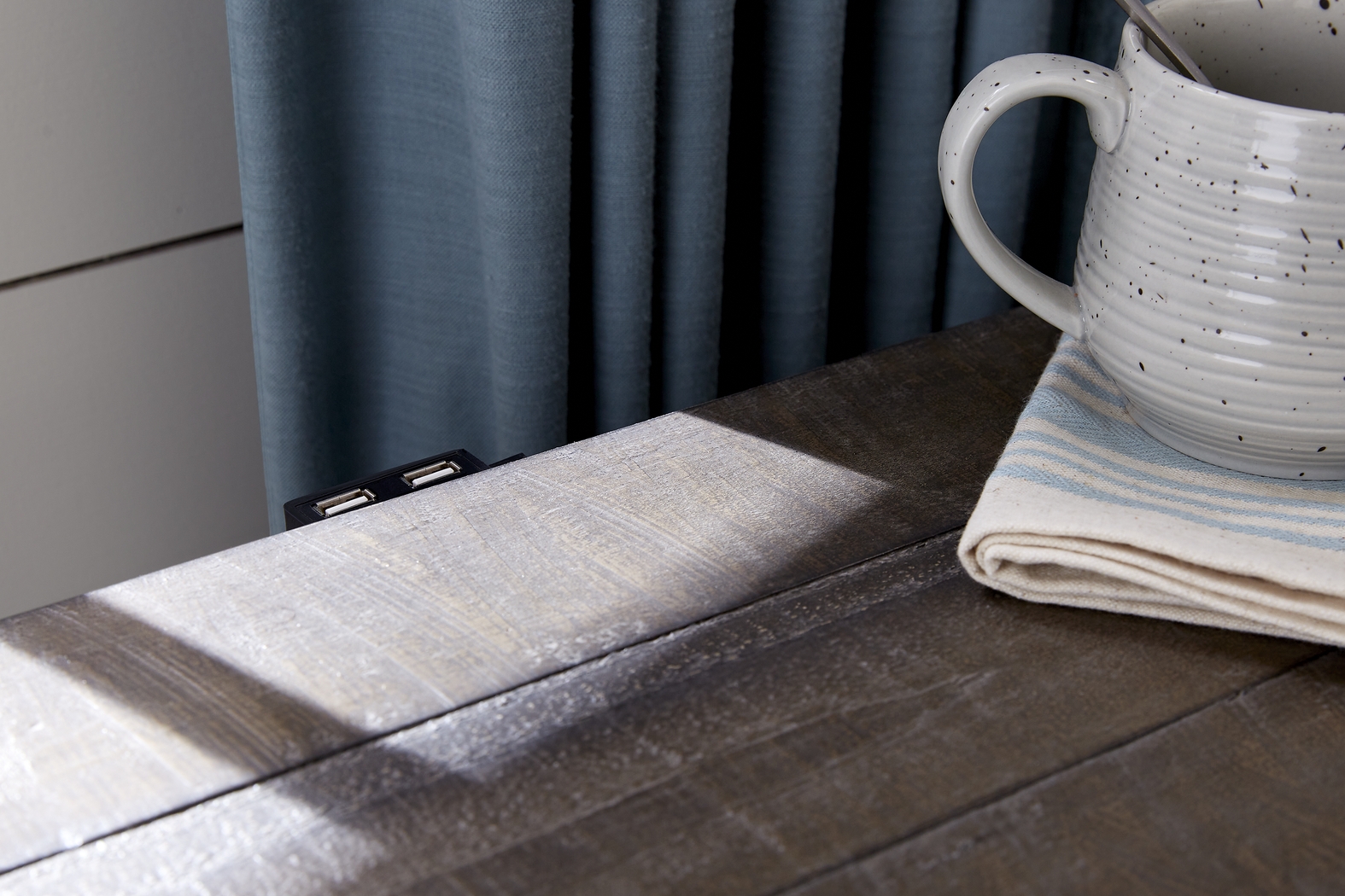 Bretten Crossing White 7 Pc King Bedroom - Thumbnail - Image 12